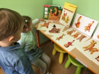 Игры имеют не только развлекательное, но и воспитательное значение. Для детей дошкольного возраста полезно ознакомление с филимоновской игрушкой и изготовление аналогичной поделки. Это яркий представитель народного художественного промысла – чудная, самобытная, с искрящимися узорами.  Глиняная свистулька очаровывает! Занятия с ней побуждают ребенка проявить свою индивидуальность в творчестве, формируют вкус и эстетическое отношение к окружающему.  Продолжая активно работать над проектом «Завитки крученые» о народных промыслах России, ребята старшей группы решили сделать свои филимоновские свистульки - барашки,  нанеся на них незамысловатые узоры, преимущественно разноцветные тонкие полосы, солнышки, елочки, указывающие  на гармонию людей с природой. Каждая фигурка, узор, даже цвет – это символ.  Своих пестрых барашков ребята «прокатили» на веселой карусели, также расписанной разноцветными полосами, кругами и зигзагами.